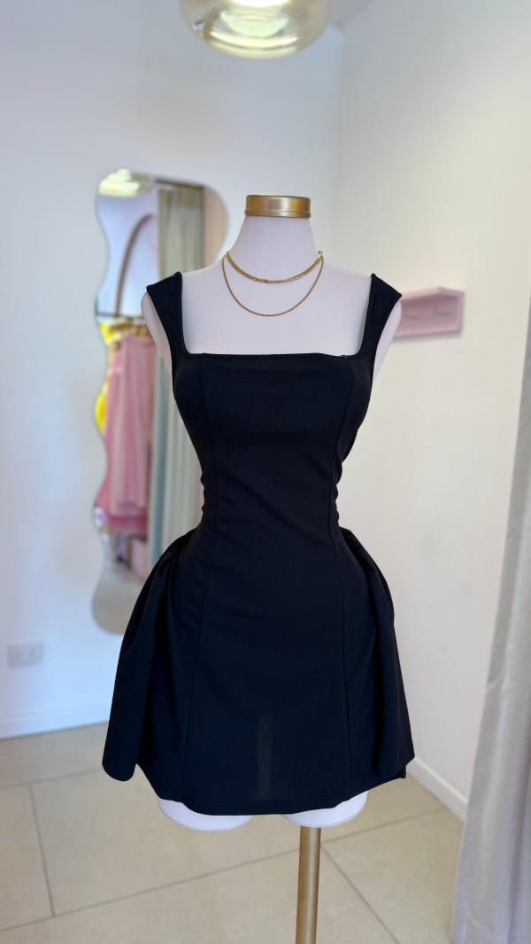 Vestido Negro, cuello cuadrado - Tienda