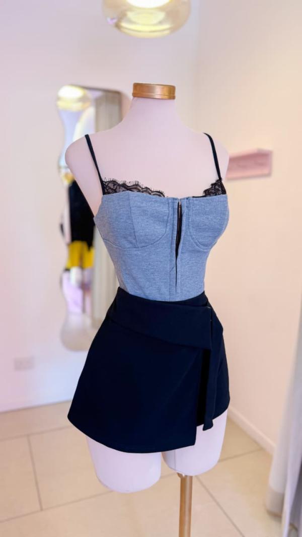 Blusa Gris, con detalle de encaje negro - Basics by Maoosuri