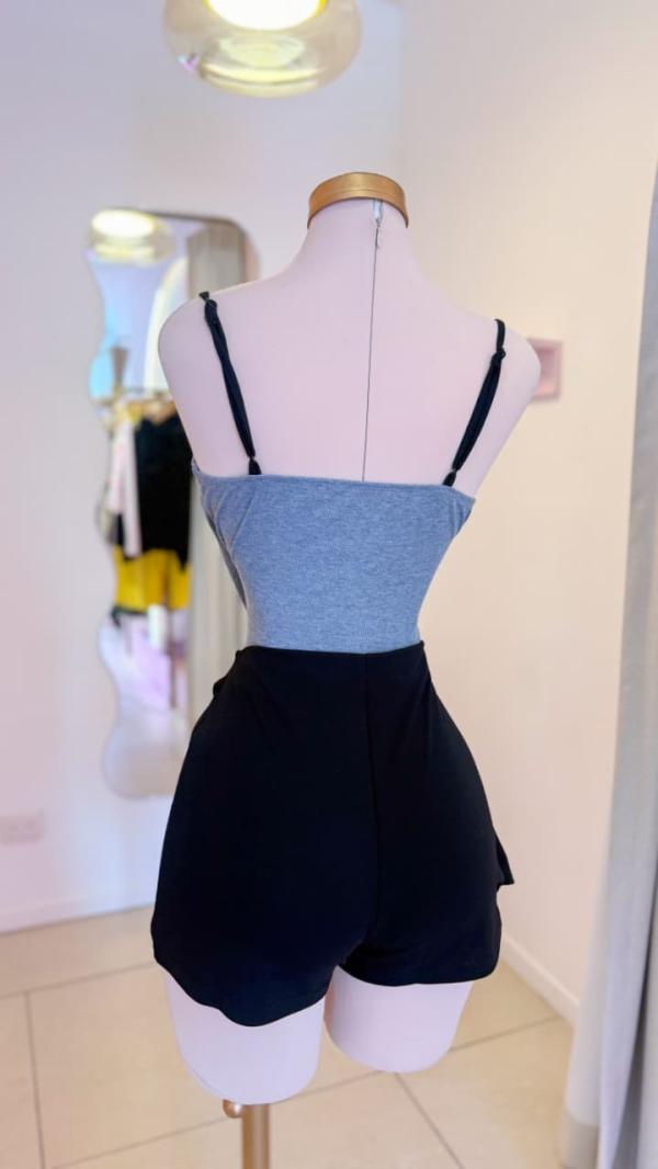 Blusa Gris, con detalle de encaje negro - Basics by Maoosuri